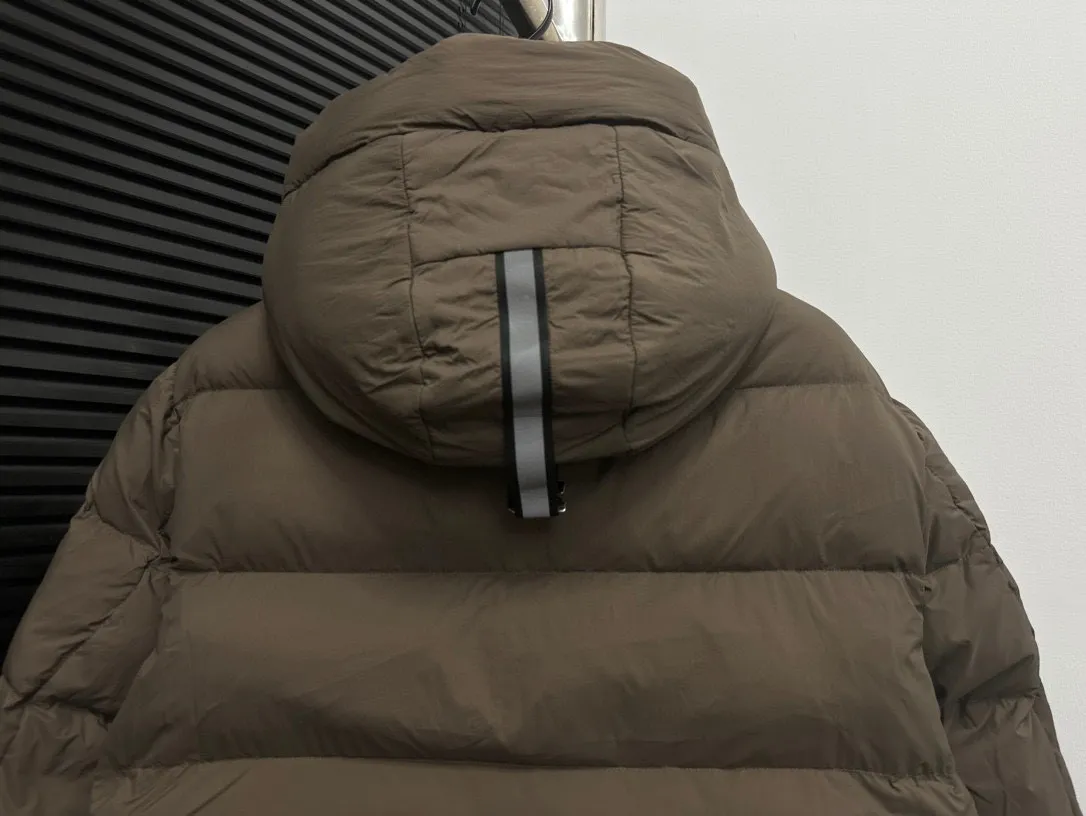 P850 𝘾𝘼𝙉𝘼𝘿𝘼 𝙂𝙊𝙊𝙎𝙀 Canada Goose Ouyang Nana second generation same style hooded couple down jacket! Goose down jacket has always been a popular element of fashion, loved by experts from all walks of life! Fashionable hooded cut, high-end customer-supplied fine goose down. High resilience, smooth zipper, strong and firm. Pockets on both sides can store small items, free your hands, and worry-free when going out. 90% white goose down filling. Black light puff style. Size: XS S M L XL XXL Color: coffee
